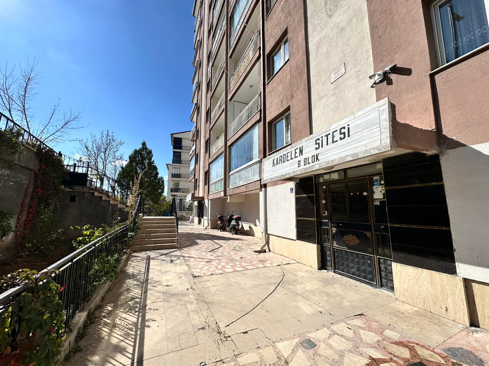 BUHARA CADDESİ ÜZERİNDE GENİŞ VE AYDINLIK SATILIK 3+1 fotoğraf 2