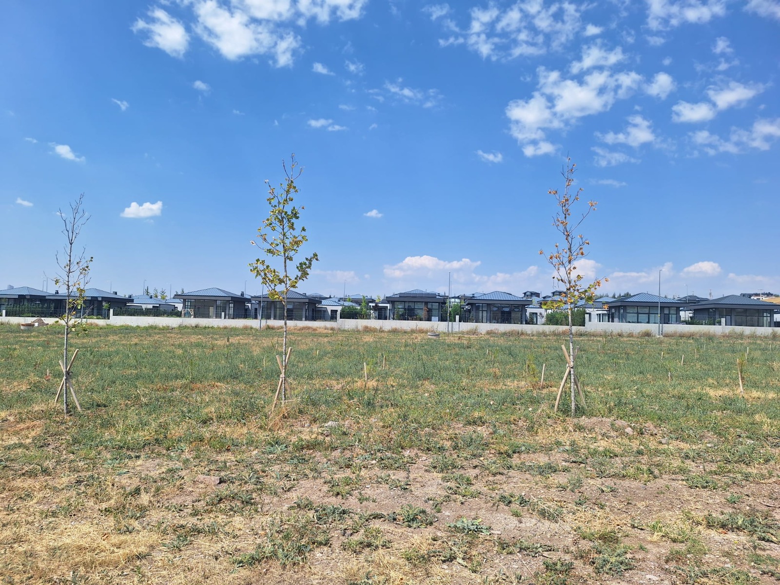 ANKARA GÖLBAŞI BAHÇELİEVLER 'DE ÖNÜ PARK 750M² VİLLA İMARLI ARSAr