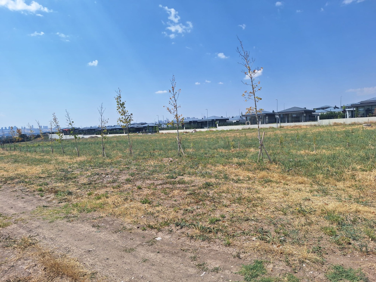 ANKARA GÖLBAŞI BAHÇELİEVLER 'DE ÖNÜ PARK 750M² VİLLA İMARLI ARSAr fotoğraf 3